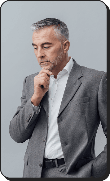 Biznesmen zastanawiający się nad problemem z kontrahentem